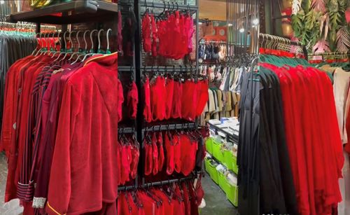 從百元服飾到高端絲綢, 新年戰(zhàn)袍 點燃春節(jié)經(jīng)濟